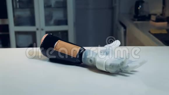 机器人手臂在桌子上移动手指视频的预览图