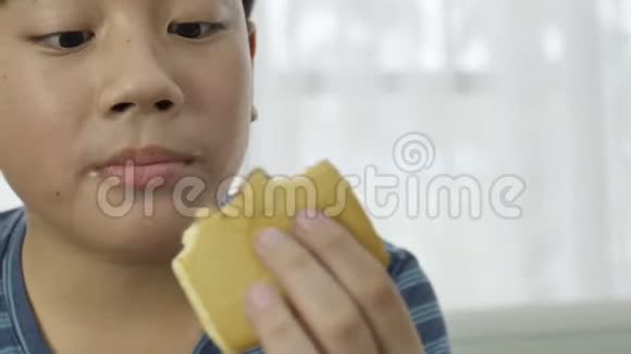 小亚洲男孩在家吃冰淇淋4K视频的预览图