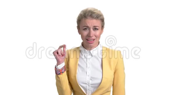 成熟的女人穿着西装听音乐视频的预览图