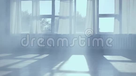 空舞室有烟雾和日光视频的预览图