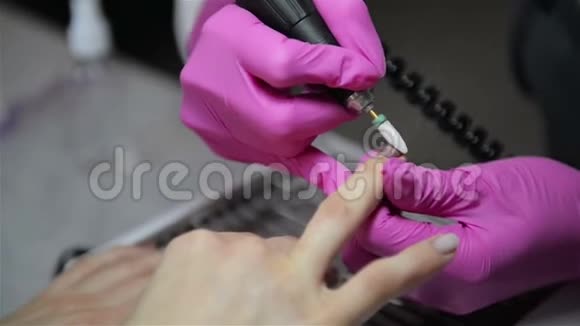 穿着粉色卫生手套的摩尼教医生手上有指甲的手古典法语大师视频的预览图