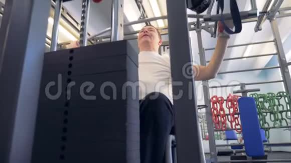 一个残疾人正在健身房练习举重机视频的预览图