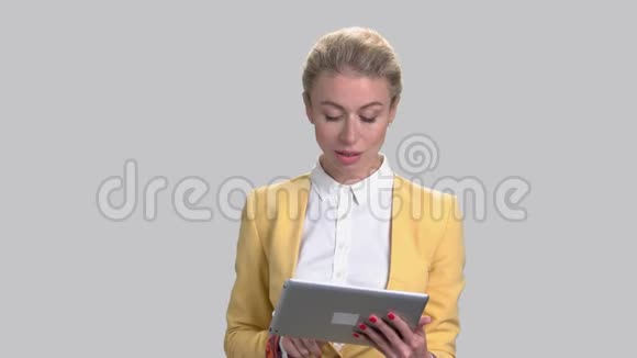 成熟的商业女性使用平板电脑视频的预览图