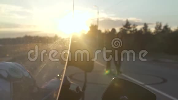 恋爱中的自行车手站在日落的背景下自行车在前景视频的预览图
