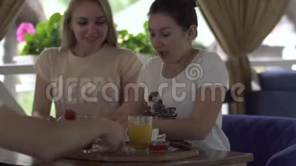 年轻人在咖啡厅喝柠檬水和糖果视频的预览图