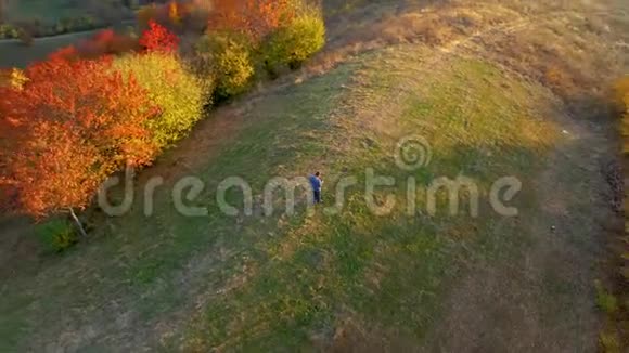 秋天在户外放松的人的空中4k观视频的预览图