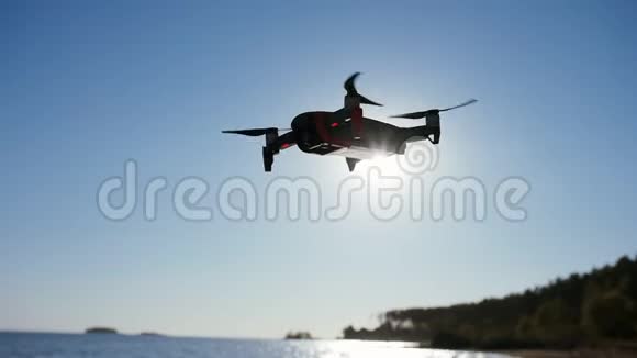 科普特飞近大海拍照录像用无人机摄像机飞行和拍摄视频的预览图