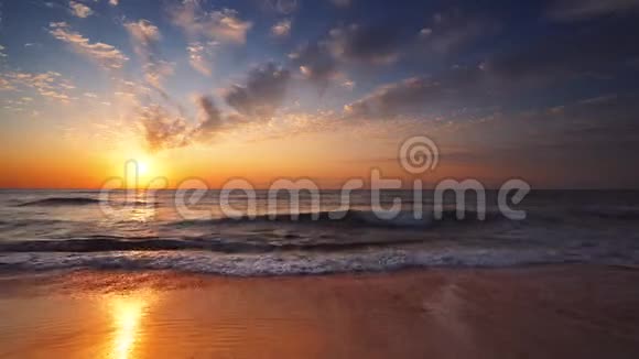 海日出和波纹金色的早晨天空和海滩上轻松的气氛视频的预览图