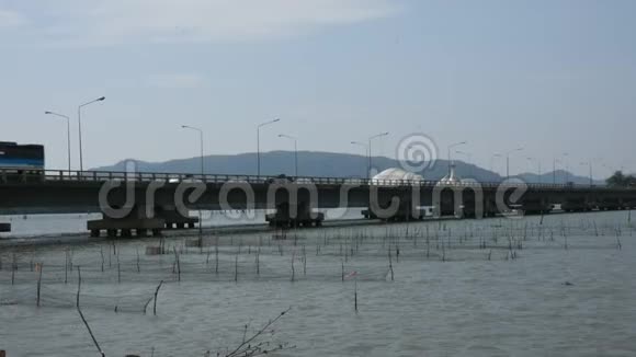 从泰国的松赫拉湖穿过Tinsulanonda桥视频的预览图
