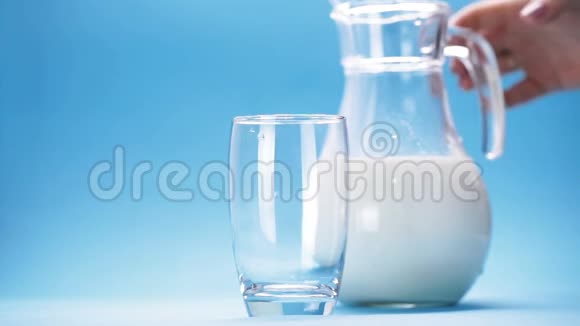牛奶倒入玻璃杯中视频的预览图