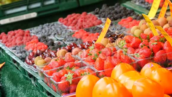 在公开市场上展示各种浆果甜樱桃草莓蓝莓柿子水果和浆果视频的预览图