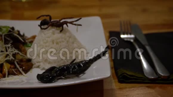 在亚洲餐厅吃蝎子和虫子的慢动作女人视频的预览图