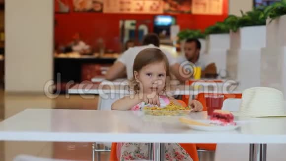 快餐店小女孩吃肉饭喝果汁视频的预览图