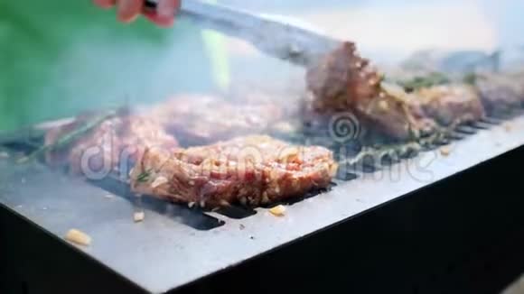 烧烤炒鲜肉鸡肉烧烤烧烤阳光明媚的户外厨师把肉放到烤架上视频的预览图