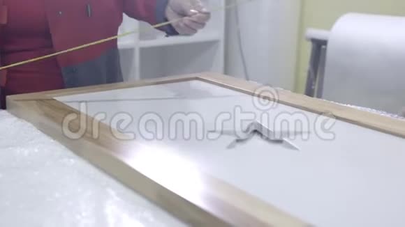 工人的特写镜头测量木架行动木架控制测量家具厂工人视频的预览图