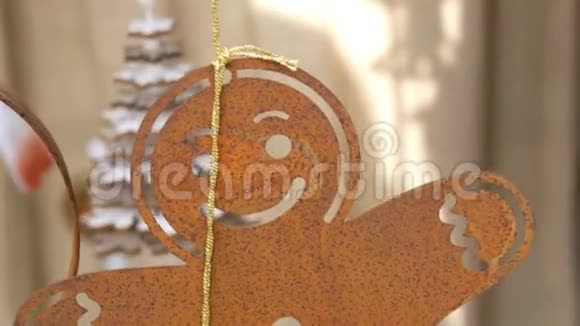 新年和圣诞节的装饰一个姜饼人生锈的铁像在圣诞节的柜台上迎风而飞视频的预览图