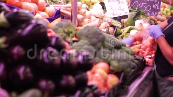 蔬菜在市场上的蔬菜柜台上展出视频的预览图