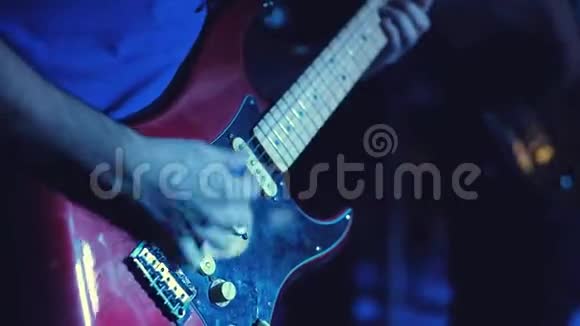吉他演奏者演奏吉他视频的预览图