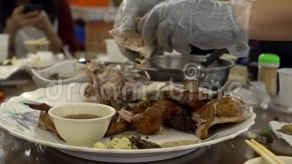 在台湾的餐厅做传统鸡肉料理视频的预览图