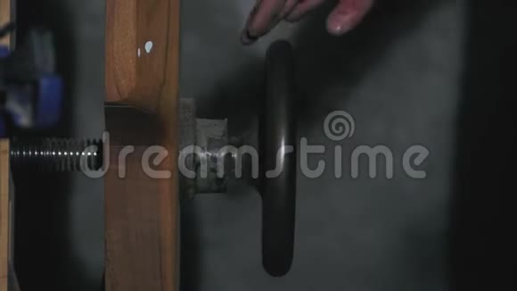 男手拧下细木工槽上的把手视频的预览图