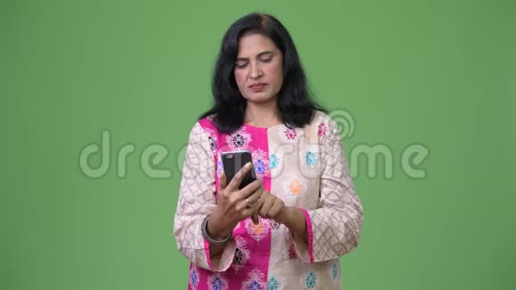 成熟认真的印度女人一边打电话一边坏消息视频的预览图