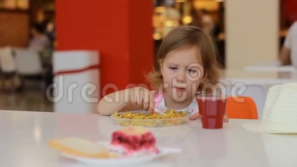 快餐店小女孩吃肉饭喝果汁视频的预览图