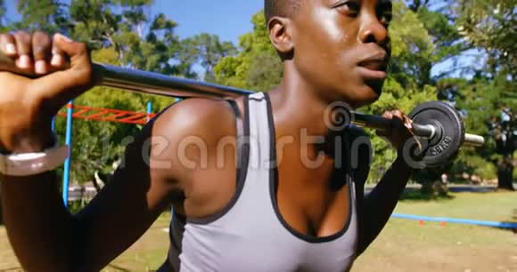 女运动员举重练习杠铃公园4k视频的预览图