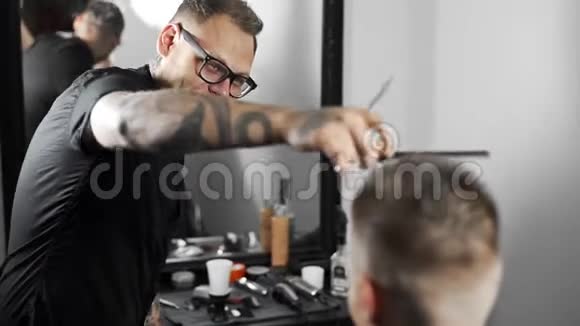 理发师在理发店为顾客理发理发师理发理发视频的预览图