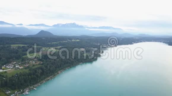 鸟瞰群山中的一个大湖克拉根福卡林西亚奥地利视频的预览图