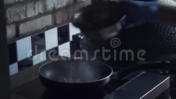蘑菇是用酒精和火焰在厨房炉子上的煎锅里烹饪的视频的预览图