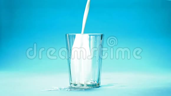牛奶倒入玻璃杯中视频的预览图