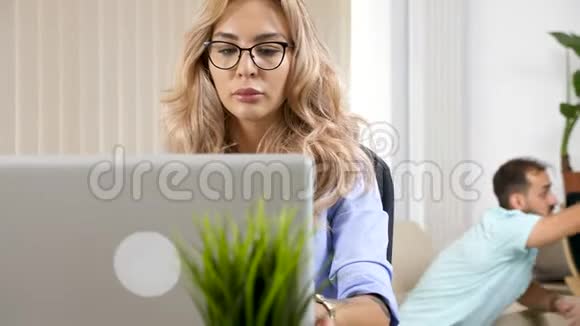 一个漂亮的自由职业者女人在家里的笔记本电脑上工作的概念片段视频的预览图