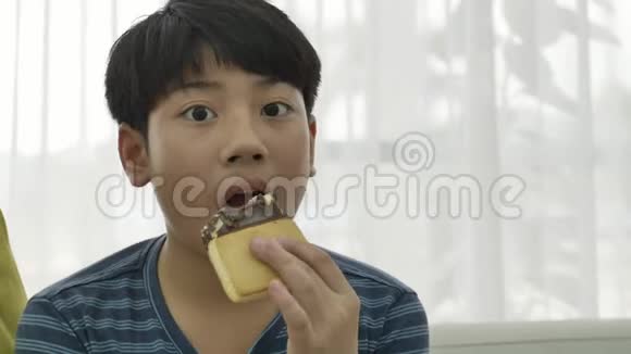 小亚洲男孩在家吃冰淇淋4K视频的预览图