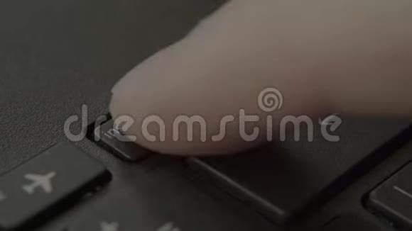 手指按下键盘上的打印屏幕按钮视频的预览图
