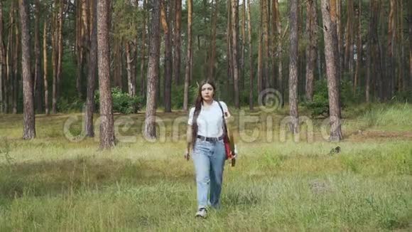 在森林里散步的女弓箭手视频的预览图