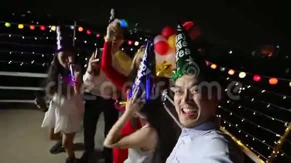 亚洲人和高加索人在聚会上跳舞视频的预览图