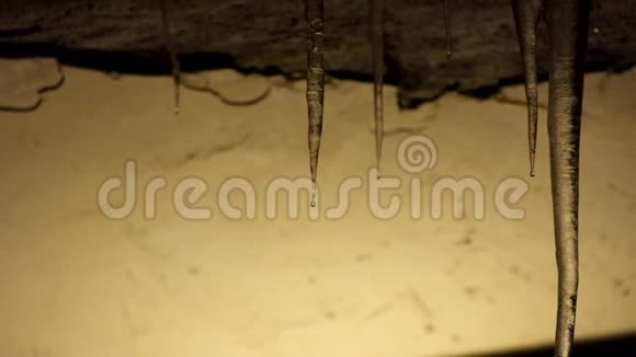 从冰柱滴下的水滴视频的预览图