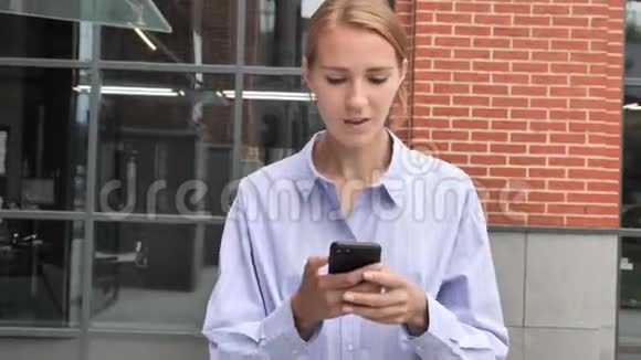 走路的女人在用平板电脑时作弊视频的预览图