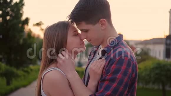 爱情幸福夫妻街吻夕阳视频的预览图