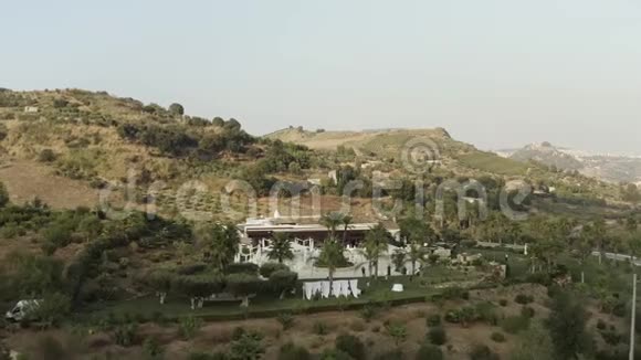 在青山上有私人庭院的豪华别墅的空中景观行动现代美丽住宅的俯视图位于视频的预览图