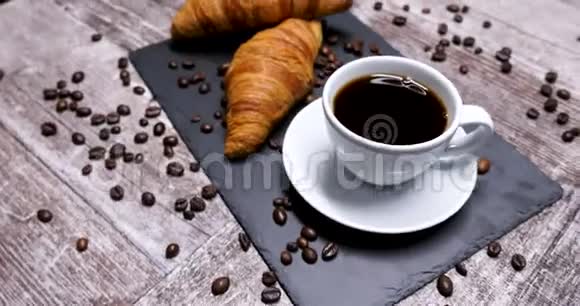 一份美味的早晨咖啡和两个羊角面包视频的预览图