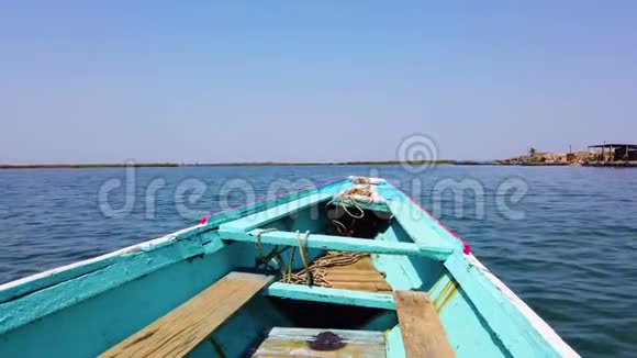 蓝色和白色的木舟漂浮在水面上视频的预览图