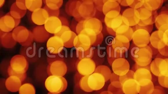 橙色圣诞照明在离焦模糊的树灯视频的预览图