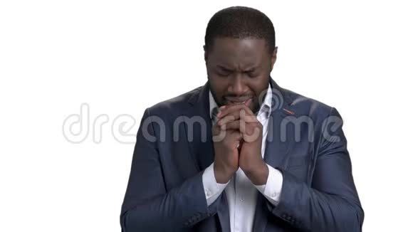 非洲商人绝望地向上帝祈祷视频的预览图