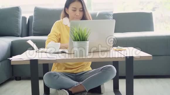 商业自由职业女性伸展身体因为在笔记本电脑上工作后感到疲倦聪明的女性在家工作视频的预览图