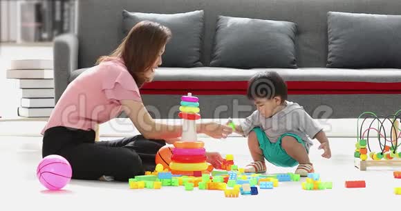 亚洲男孩和他妈妈玩砖块视频的预览图