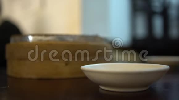 在餐厅4K把饺子切成酱油传统的中国菜视频的预览图