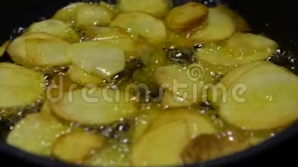 慢动作薯条烹饪土豆降成了沸腾的油快餐视频的预览图