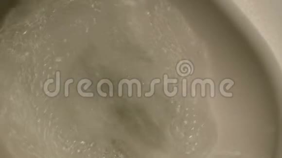 水排入厕所陶瓷马桶在公共卫生间近景视频的预览图