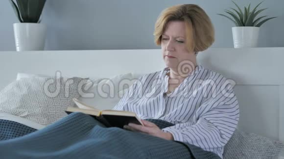 高龄老人在床上看书视频的预览图